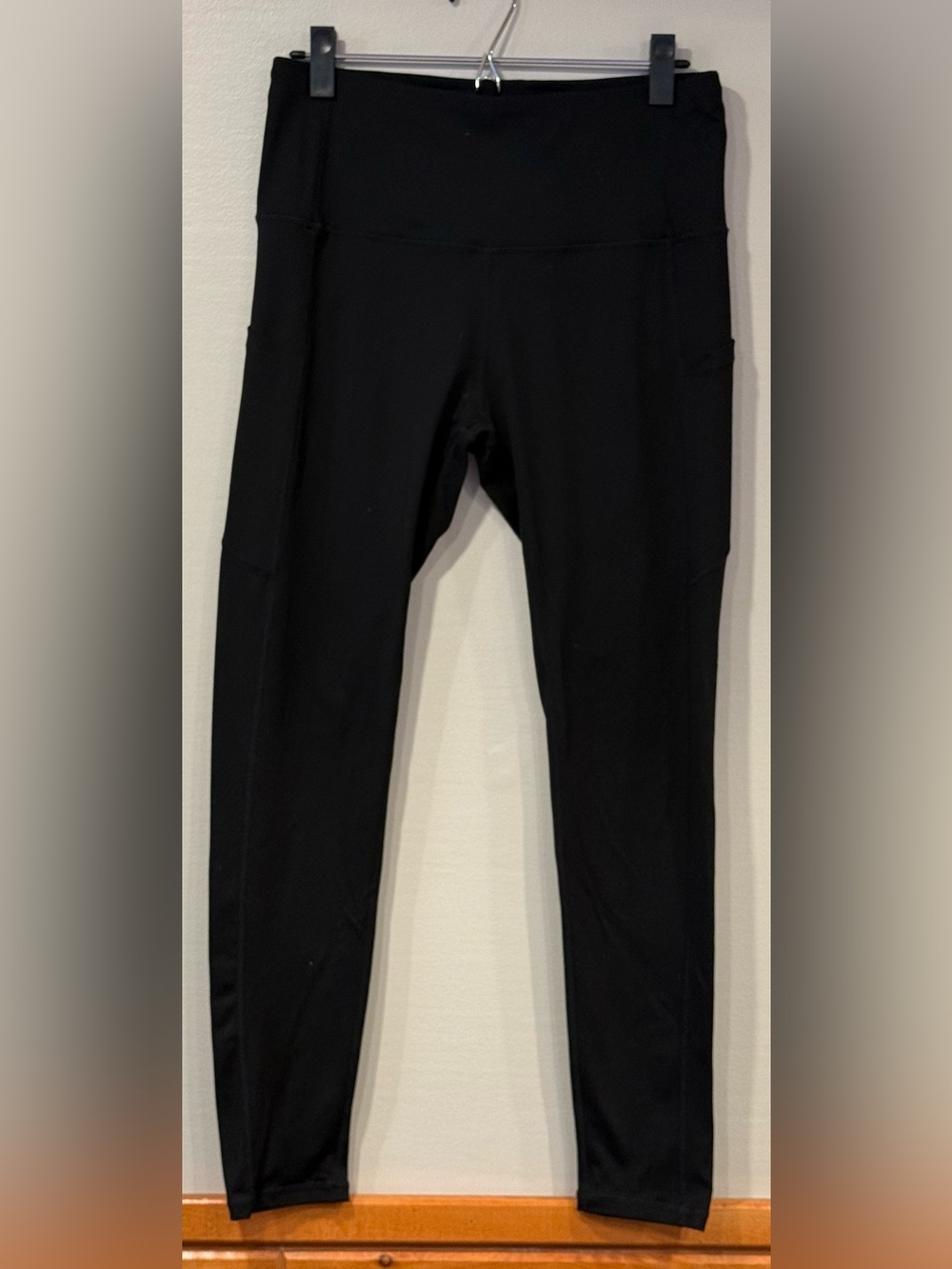 Amazon Women's Black High-Waisted Athletic Pocket Leggings Size Large